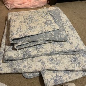 Blue and white flowered comforter for a full bed, comes with pillow cases